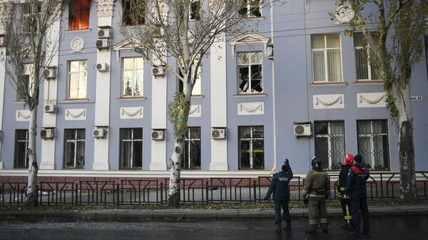 Пожар в здании управления железными дорогами в Донецке, возникший в результате обстрела ВСУ