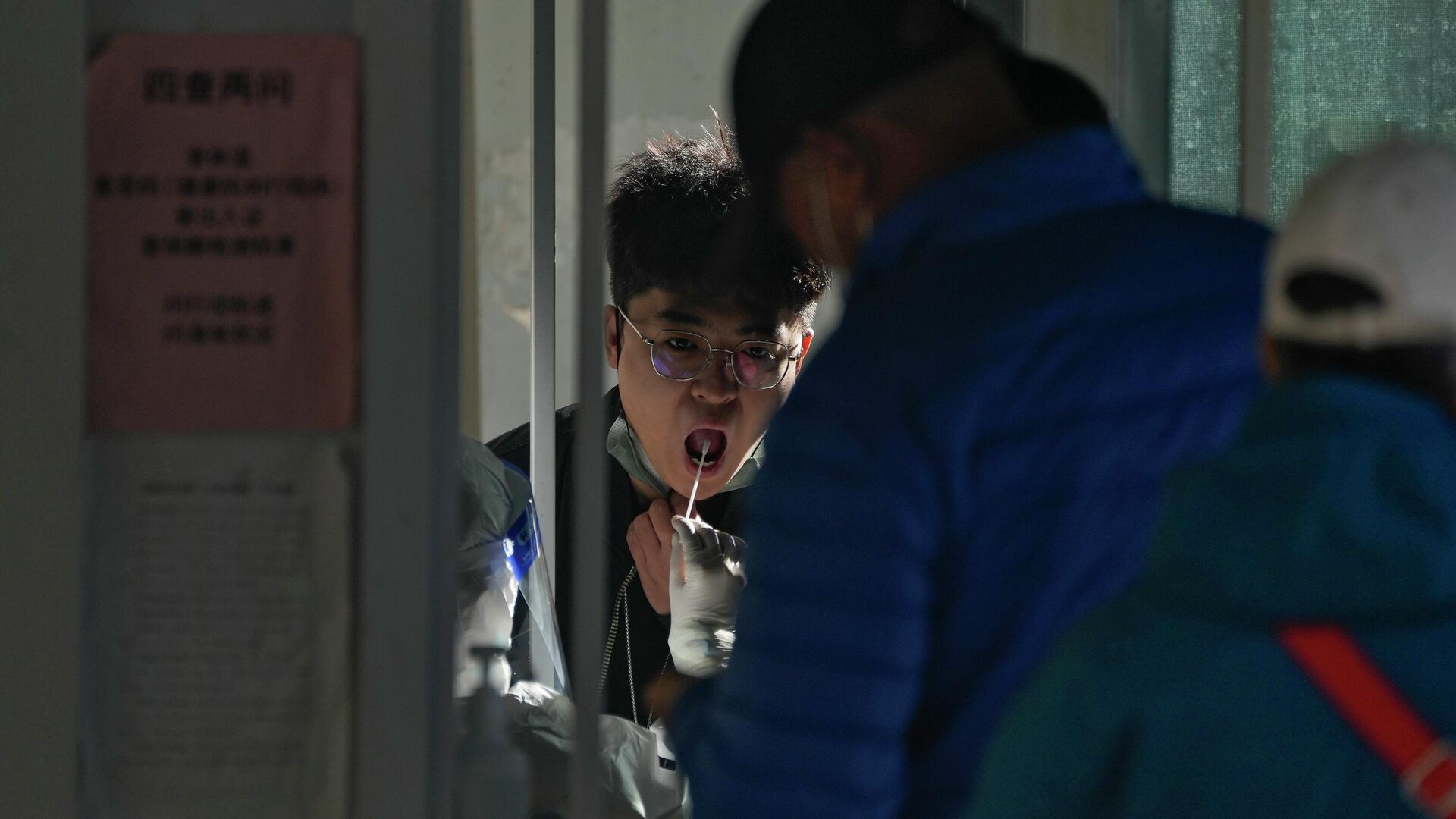 Мужчина делает сдает тест на коронавирус в Пекине, Китай  - РИА Новости, 1920, 27.11.2022
