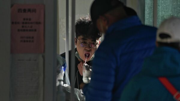 Мужчина делает сдает тест на коронавирус в Пекине, Китай 