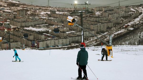 Отдыхающие на одной из трасс горнолыжного комплекса Большой Вудъявр в Кировске