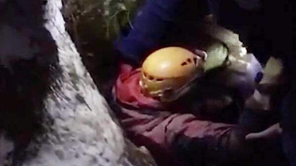 Спасатели помогают группе путешественников, застрявших в пещере в Челябинской области. Кадр видео