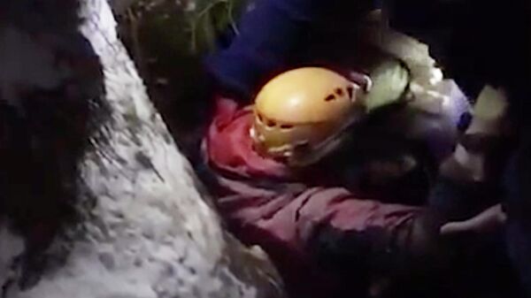 Спасатели помогают группе путешественников, застрявших в пещере в Челябинской области. Кадр видео