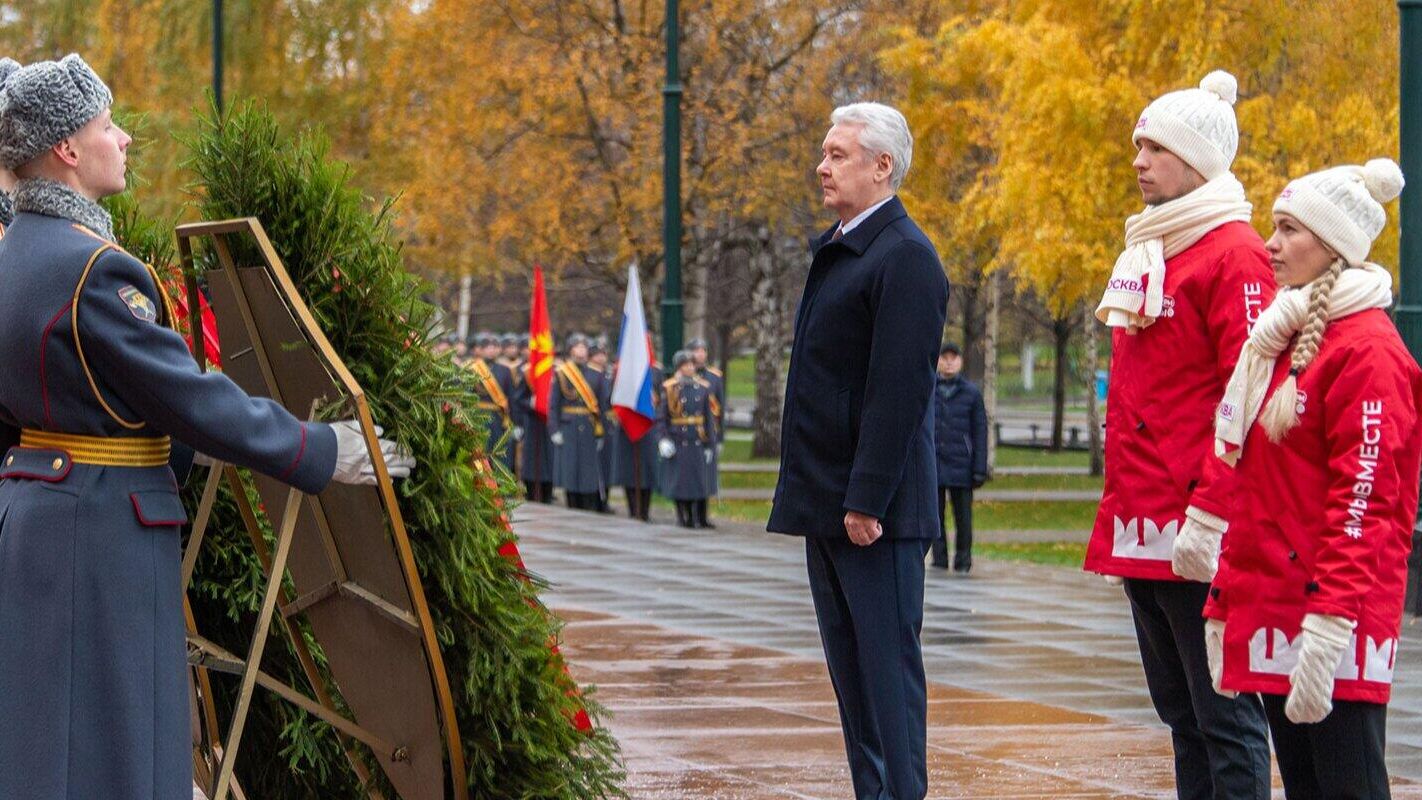 Мэр Москвы Сергей Собянин на церемонии возложения цветов к Могиле Неизвестного Солдата в Александровском саду. 7 ноября 2022 - РИА Новости, 1920, 07.11.2022