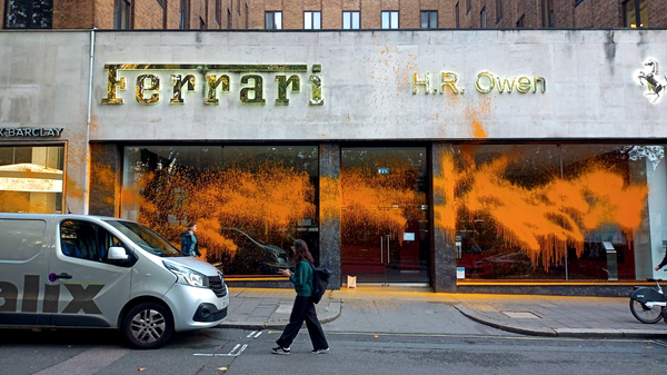 Активисты Just Stop Oil облили краской автосалон Ferrari в Лондоне