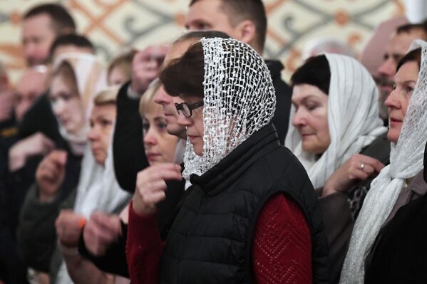 Верующие на церемонии освящения патриархом Московским и всея Руси Кириллом храма 