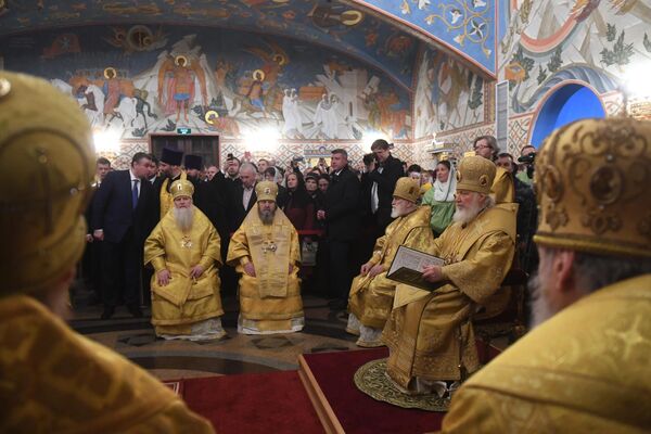 Патриарх Московский и всея Руси Кирилл (справа на втором плане) совершает чин великого освящения храма 
