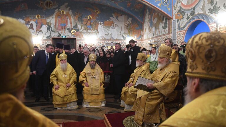 Патриарх Московский и всея Руси Кирилл (справа на втором плане) совершает чин великого освящения храма 