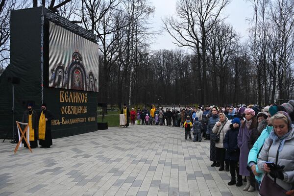 Верующие перед началом церемонии освящения патриархом Московским и всея Руси Кириллом храма 