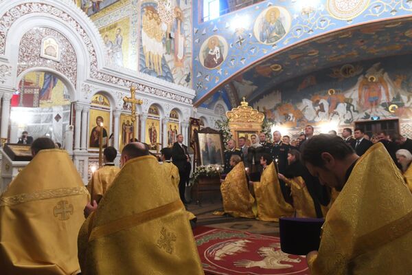 Священнослужители на церемонии освящения патриархом Московским и всея Руси Кириллом храма 