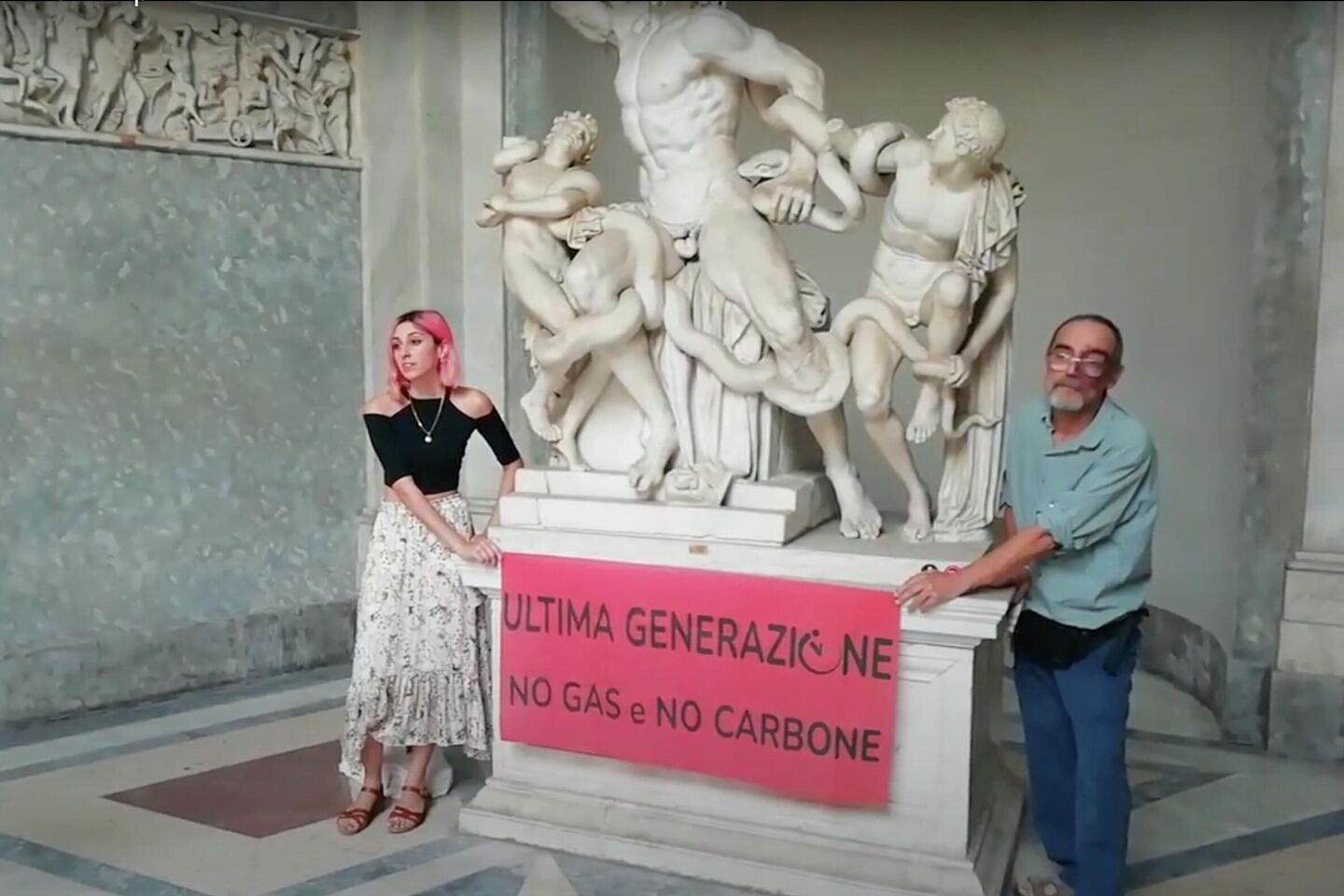 Экоактивисты Ultima Generazione приклеили руки к римской статуе Лаокоона и его сыновей в Музеев Ватикана, в знак протеста против изменения климата. 18 августа 2022 Экоактивисты Ultima Generazione приклеили руки к римской статуе Лаокоона и его сыновей в Музеев Ватикана, в знак протеста против изменения климата. 18 августа 2022