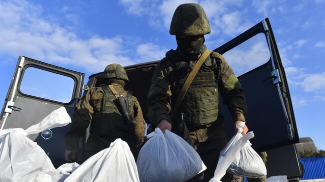 Военнослужащие раздают гуманитарную помощь