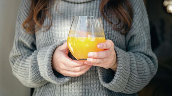 Девушка со стаканом апельсинового сока 
