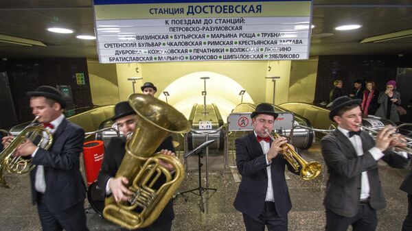 Музыканты проекта Музыка в метро выступают на станции метро Достоевская