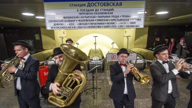 Музыканты проекта Музыка в метро выступают на станции метро Достоевская