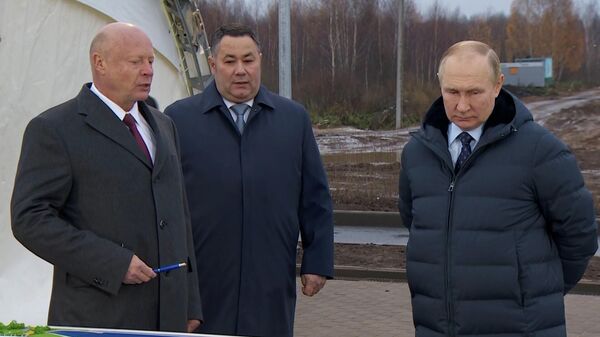 Путин осматривает макет комплекса Завидово