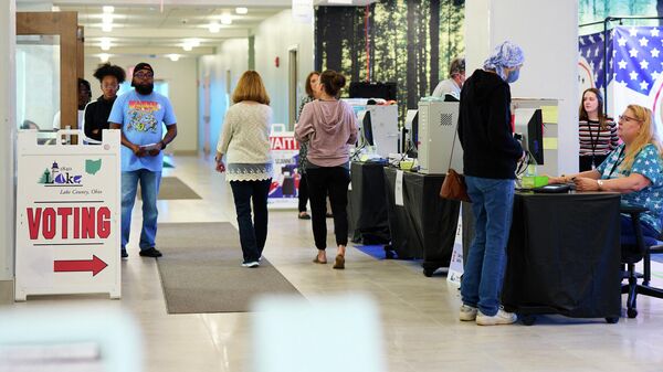 Избиратели прибывают, чтобы отдать свои голоса в штаб-квартиру избирательной комиссии округа Лейк 