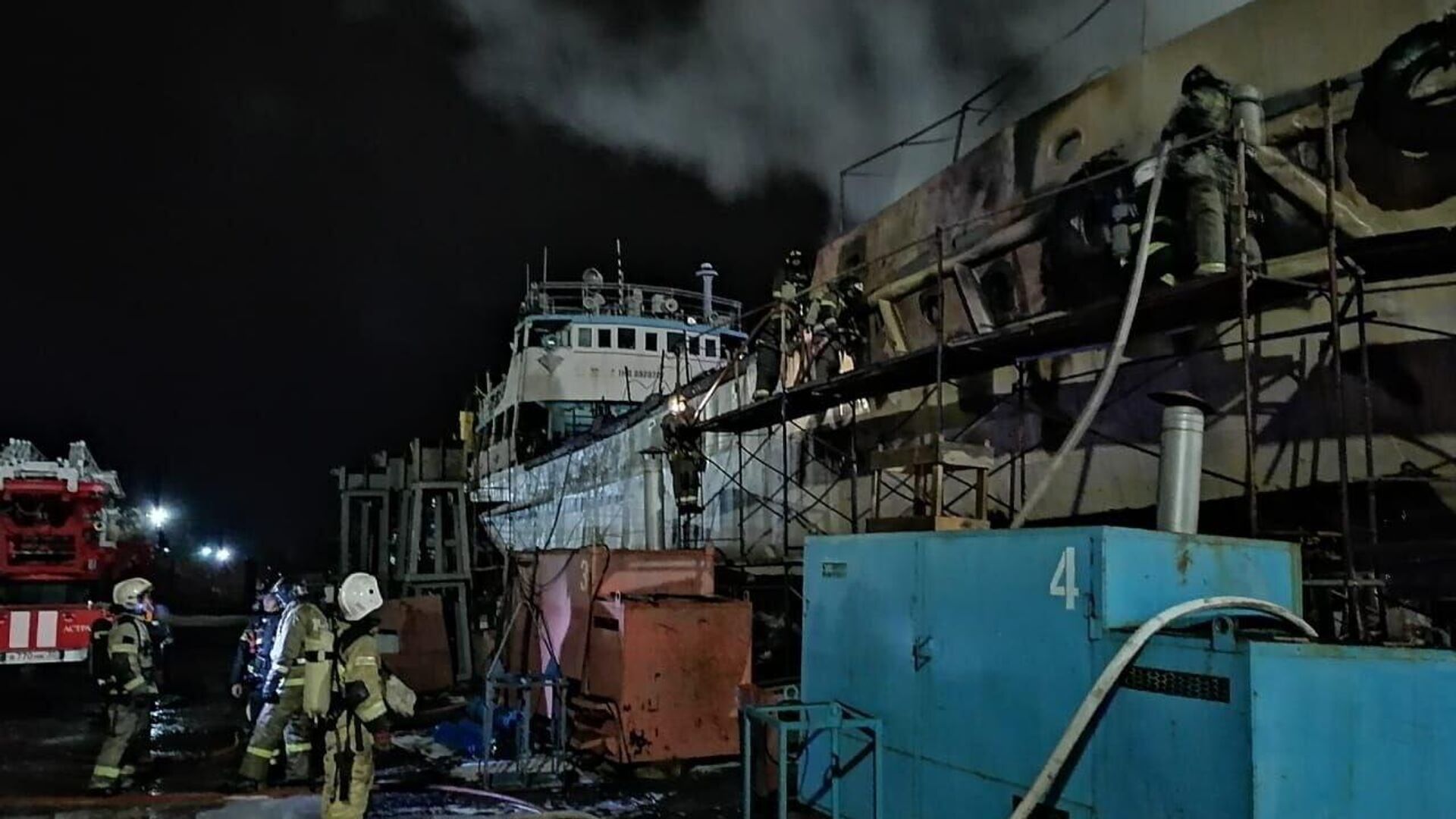 Пожар на судне, находящемся на судоремонтном заводе в Ленинском районе Астрахани - РИА Новости, 1920, 07.11.2022