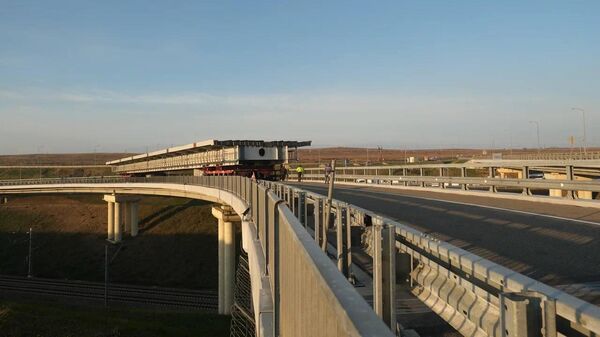 Транспортировка первого готового пролета Крымского моста к месту монтажа