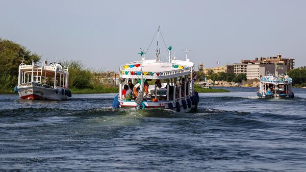 Туристы во время речной прогулки по реке Нил в Луксоре