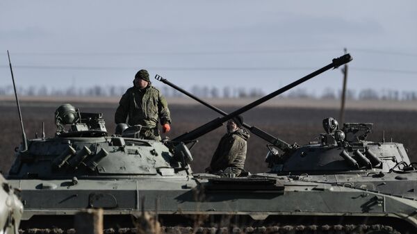 Ремонтные и восстановительные работы боевой машины пехоты БМП-2 в полевых условиях подразделениями ЮВО на Запорожском направлении
