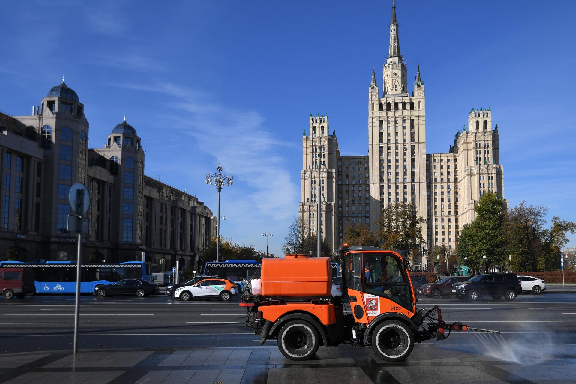 Дороги в Москве помыли специальным шампунем  - РИА Новости, 1920, 08.11.2022