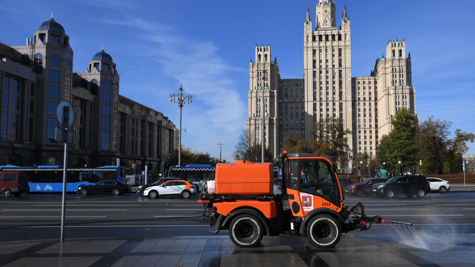 Дороги в Москве моют специальным шампунем  - РИА Новости, 1920, 02.04.2024