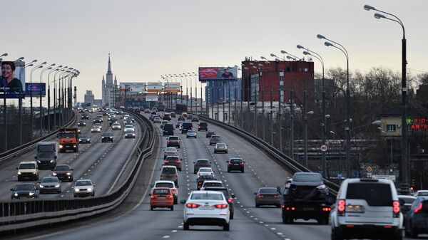 Автомобили едут по улице Мневники в Москве