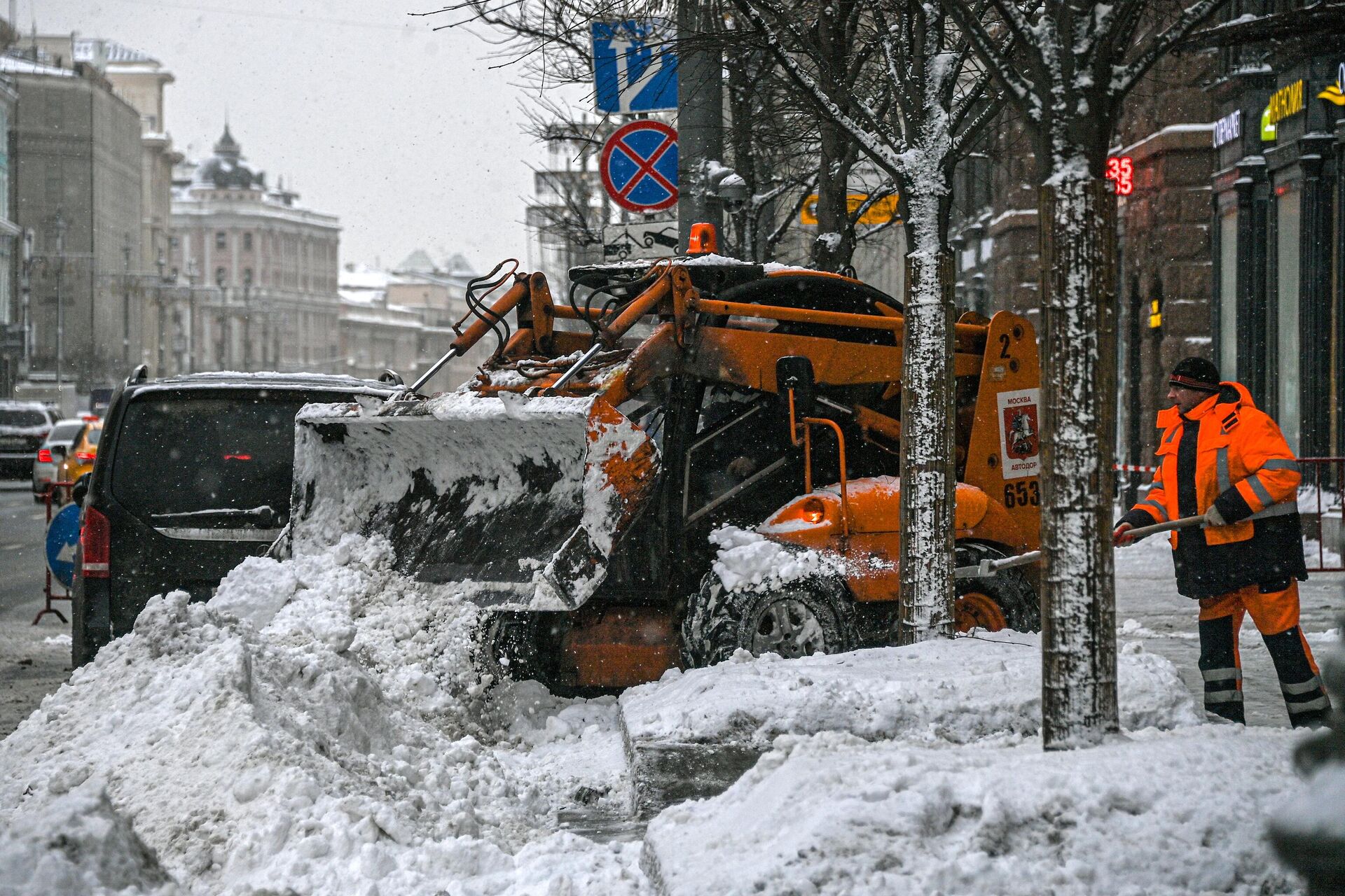 Снегоуборочная техника убирает снег на одной из улиц в Москве - РИА Новости, 1920, 08.11.2022