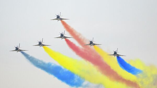 Пилотажная группа выступает на Airshow China 2022 в Чжухае