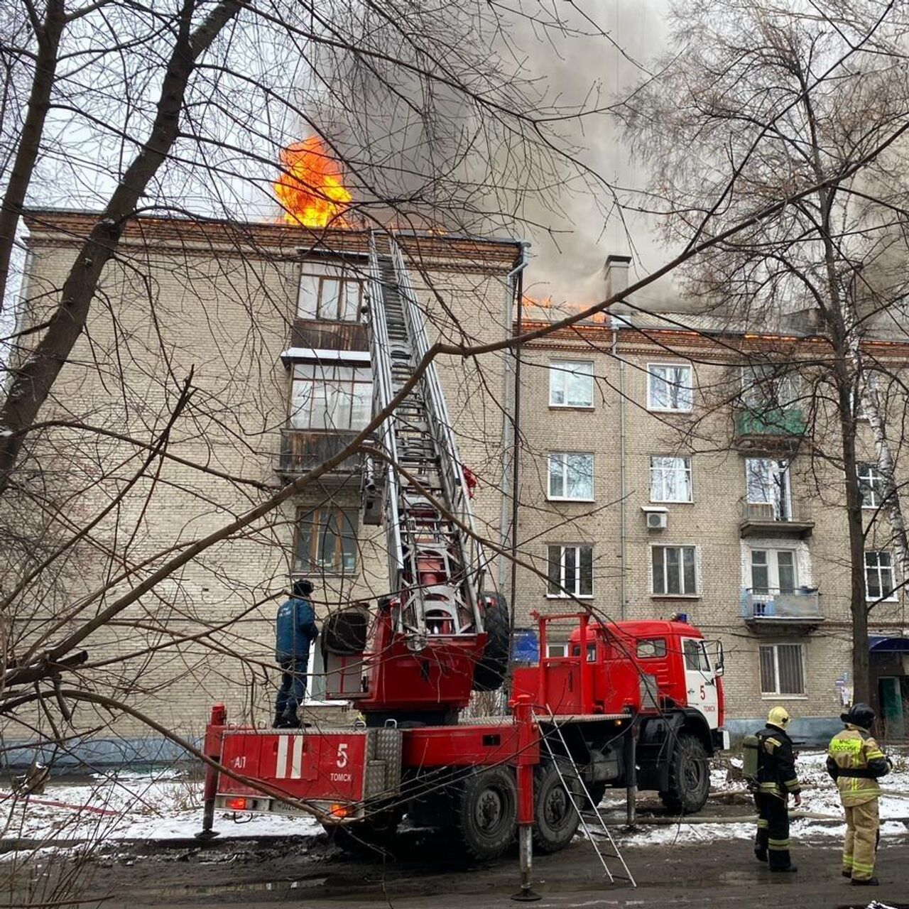 В Томске загорелась крыша четырехэтажного дома - РИА Новости, 08.11.2022