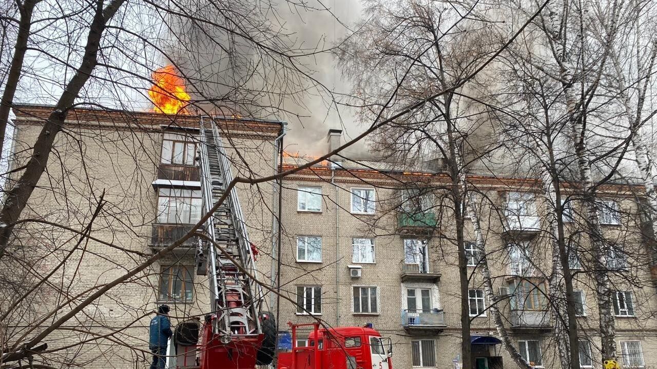 В Томске загорелась крыша четырехэтажного дома - РИА Новости, 08.11.2022