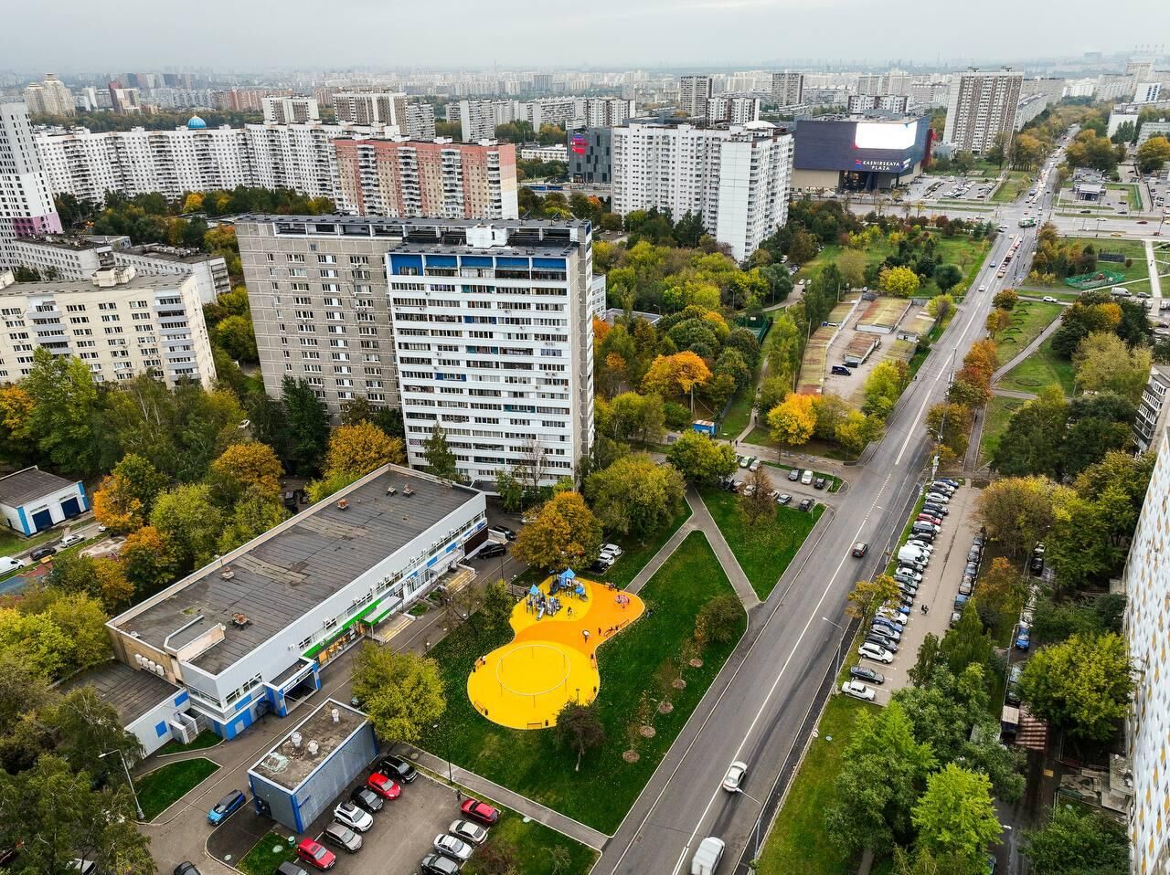 Прогулочная зона у станции метро Орехово на юге Москвы - РИА Новости, 1920, 08.11.2022