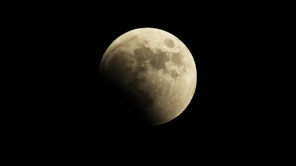 Луна во время затмения во Владивостоке