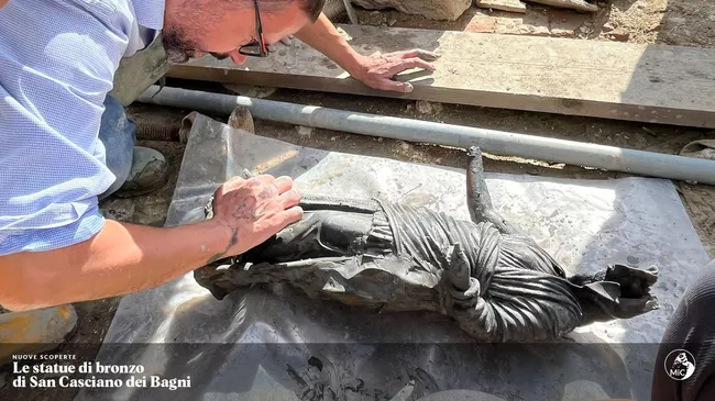 Итальянские археологи обнаружили в водах термального источника тосканского городка Сан-Кашано-деи-Баньи уникальную коллекцию бронзовых статуй и монет