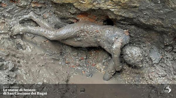 Итальянские археологи обнаружили в водах термального источника тосканского городка Сан-Кашано-деи-Баньи уникальную коллекцию бронзовых статуй и монет