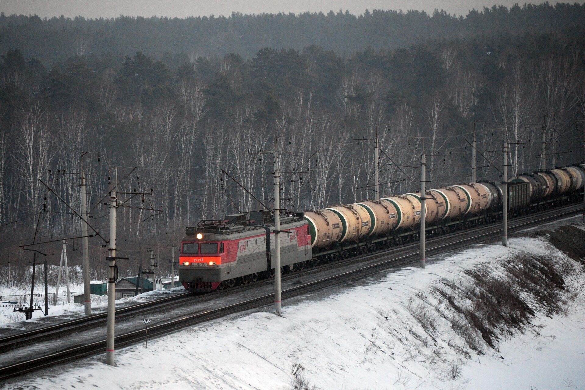 Грузовой поезд следует по одному из ответвлений Транссибирской железнодорожной магистрали вблизи Новосибирска - РИА Новости, 1920, 08.11.2022
