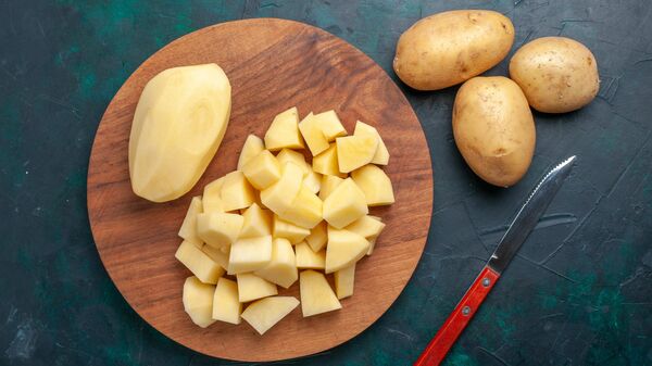 Нарезанный кубиками картофель 