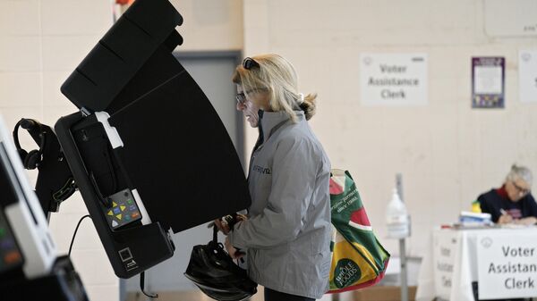 Избиратель во время голосования на выборах в Конгресс США в одном из избирательных участков в Вашингтоне