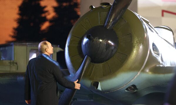 Президент РФ Владимир Путин во время осмотра экспозиции интерактивной выставки, посвященной истории обороны Москвы и 81-й годовщине военного парада 1941 года