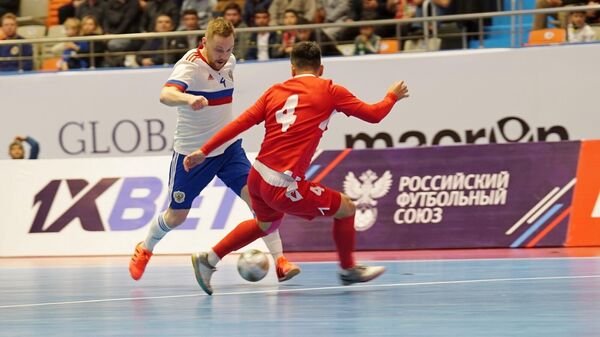 Игроки сборных России (в белом) и Таджикистана (в красном) по мини-футболу