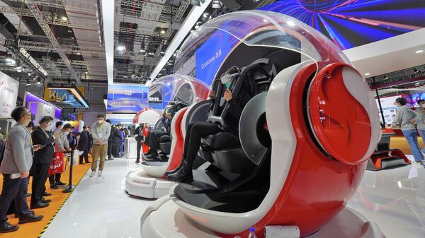 Стенд Qualcomm, где демонстрируется технология XR, на V Международной китайской выставке импортных товаров в Шанхае