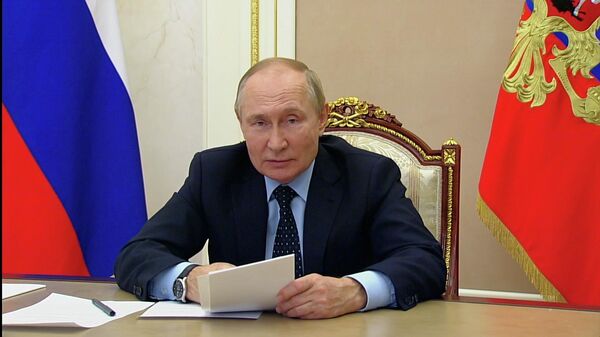 Путин: Необходимо держать на контроле ситуацию с доходами семей с детьми