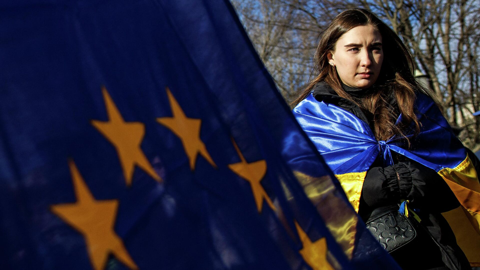 Девушка с флагами Украины и ЕС - РИА Новости, 1920, 09.11.2022