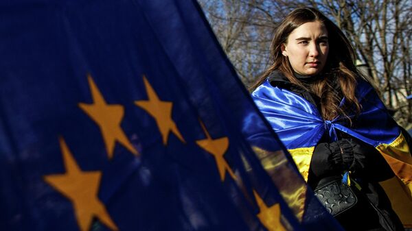 Девушка с флагами Украины и ЕС