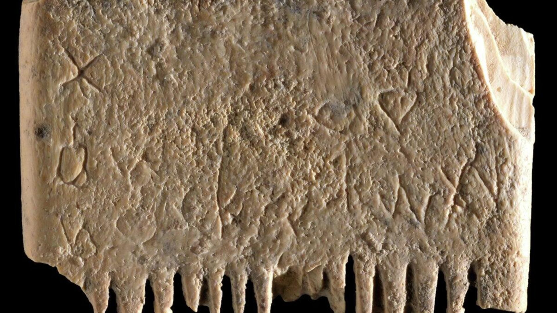 Буквенная надпись на ханаанском языке, сделанная на гребешке из слоновой кости - РИА Новости, 1920, 09.11.2022