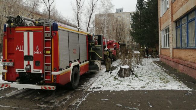 Пожарные рядом с детским садом №168 в Советском округе Омска