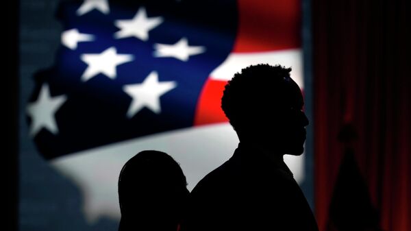Мужчина на фоне флага США