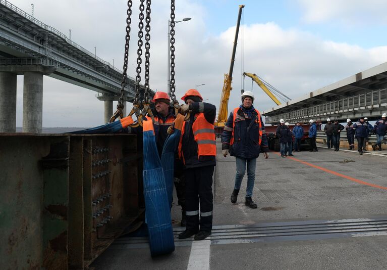 Строители во время первого этапа восстановления поврежденных пролетных строений автодорожной части мостового перехода Крымского моста