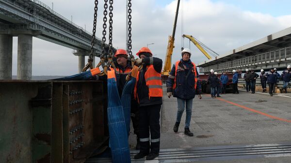Строители на автодорожной части мостового перехода Крымского моста