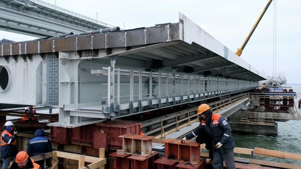 Строители во время восстановления поврежденных пролетных строений автодорожной части мостового перехода Крымского моста